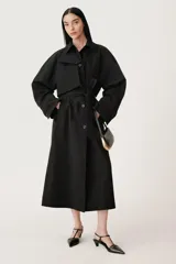 Trench confeccionado con hilatura de algodón color negro, con cuello solapa, manga larga acabada en puño, solapa con trabilla y botón en cuello, bolsillos laterales, cinturón lazada en mismo tejido, bajo con abertura en espalda y cierre frontal con botones.