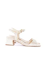 Sandalias de cuero color blanco con diseño tramado metalizado, taco cuadrado de 5 cm y pulsera al tobillo con hebilla.
