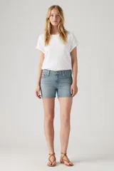 Short de jean de tiro medio, color celeste claro, con calce relajado y largo a medio muslo.