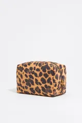 Neceser mediano Bimba y Lola con exterior de nylon y estampado animal print. Tiene estructura blanda, cierre con cremallera, bolsillo interior y placa metálica con el logo.