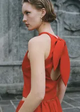 Top corto rojo con cuello redondo y espalda descubierta.