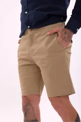 Bermuda de lino color beige, corte recto, con bolsillos laterales y traseros.