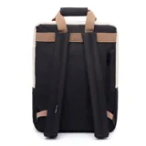 Mochila de tela en color crudo y negro, con correas de transporte y bolsillo frontal.