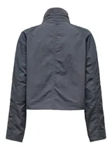 Chaqueta corta color gris oscuro, con cuello alto, capucha ajustable con cordones, cierre de cremallera frontal, bolsillos laterales con solapa y puños elásticos.