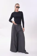 Sweater negro de punto con cuello redondo y mangas largas.