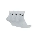Pack de tres pares de medias Nike de corte tobillero, color negro con logo blanco.