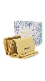 Billetera mediana color amarillo pálido, con cierre a presión y diseño plegable. El interior cuenta con tarjeteros, visores, bolsillos y compartimento para billetes. Posee un bolsillo exterior con cierre en la parte posterior.