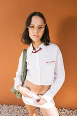 Collar de cuentas esféricas de color rojo vibrante, diseñado para un ajuste cercano al cuello.