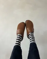 Sueco marrón de cuero vacuno con plantilla anatómica y empeine regulable.