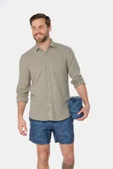 Short de baño celeste con estampado de hojas, cintura elástica con cordón ajustable, dos bolsillos laterales y suspensor de malla fina.