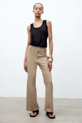 Pantalón de jean azul oscuro, de tiro alto y corte wide leg.