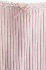 Top color lila de punto acanalado con breteles finos, ribete de encaje en el escote y moño de satén decorativo.