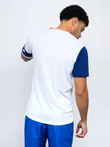 Remera de fútbol azul con mangas en celeste y escudo del Club Nacional de Football en el pecho.