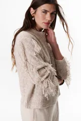 Sweater color beige de tejido de punto con cuello redondo y mangas largas con flecos.
