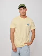 Gorra de lona color salmón con logo de la marca bordado en blanco.