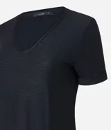 Blusa negra de viscosa con escote en V, mangas cortas y rayas horizontales finas.