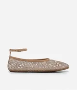 Zapatilla tipo bailarina color beige, con capellada de red calada, puntera redonda y tira de charol con hebilla en el tobillo.