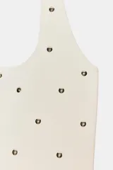 Top negro de punto con cuello halter y escote redondo. Detalle de tachas plateadas a contraste.