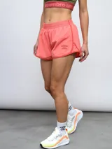 Short deportivo gris con ribetes celestes en ruedo y cintura.