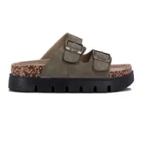Sandalias Darkness color verde con dos tiras anchas ajustables con hebillas metálicas. Plataforma con base de corcho y suela de goma negra.