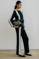 Pantalón de punto tejido a rayas verticales en blanco y negro, de corte recto y tiro alto.