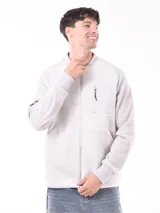 Campera bomber de micropolar azul marino con cierre frontal, cuello redondo y bolsillo vertical con cierre en el pecho.