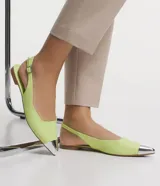 Zapatilla con cierre en el tobillo, color amarillo, puntera fina metalizada y taco flat.