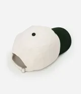 Gorra de béisbol bicolor, con cuerpo blanco y visera verde oscuro. Tiene bordado el texto "Central Park" en verde.