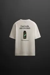 Camiseta color crudo de corte relaxed fit, cuello redondo y manga corta. Estampado con la frase "Find trails, not excuses" en el frente.