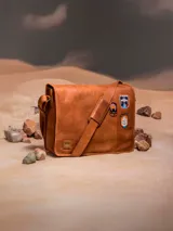 Maletín de cuero color marrón con correa ajustable y diseño con parches de la Alianza Rebelde de Star Wars.