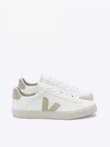 Zapatillas Veja modelo Campo, color blanco con logo lateral en cuero color beige. Fabricadas en cuero sin cromo y gamuza.