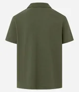 Camisa de manga corta color verde con rayas verticales color crema, cuello inglés y cierre con botones.