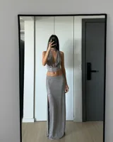 Falda larga de tela elastizada color gris, con tajo lateral que permite diferentes estilos de uso.