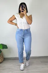 Pantalón de jean celeste, corte mom, tiro alto y largo al tobillo.