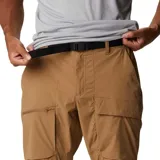 Pantalón de senderismo color caqui, repelente al agua y resistente a las manchas, con tejido elástico en dos direcciones. Cuenta con cinturón integrado removible, bolsillos laterales, bolsillo de seguridad con cremallera, bolsillo cargo, pernera con ceñidor en el dobladillo, bolsillos traseros, trabilla multiuso para el cinturón y malla de ventilación en la parte posterior de las rodillas.