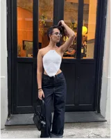 Top blanco tejido al crochet con tirantes finos.