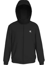 Campera negra con capucha de nailon reciclado, cierre frontal con cremallera, bolsillos laterales con botón a presión, puños y bajo elásticos, forro ligeramente acolchado y logo de Calvin Klein en el pecho y la manga.