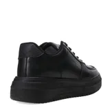 Zapatillas urbanas negras con plataforma, acordonadas y con detalles de perforaciones en la puntera y los laterales.