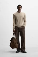 Jersey de hombre color beige, de lana fina, con cuello redondo y mangas largas.