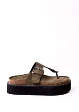 Sandalia flatform color verde militar con tira de dedo y hebilla plateada.