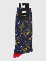 Medias de largo medio para hombre con diseño inspirado en Star Wars. Presentan un fondo azul marino con estampado de naves TIE Fighter en amarillo y detalles de puntos multicolores. Incluyen talón y puntera en color rojo y el logo de la franquicia en la planta del pie.