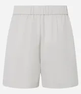Short gris de sastrería con pliegues delanteros, trabillas en la cintura, bolsillos laterales tipo cuchillo y bolsillos embutidos en la parte trasera.