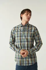 Camisa de manga larga a cuadros en tonos verde, azul y amarillo. Corte slim fit, con logo bordado en el pecho y cuello abotonado.