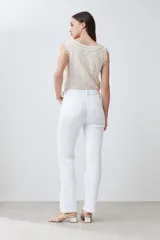 Pantalón de jean blanco, de corte recto y tiro medio.