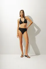 Bikini tiro alto color negro con textura acanalada.