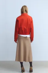 Falda midi gris de tiro alto con cintura elástica y corte evasé.