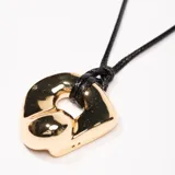 Colgante dorado con diseño abstracto, ideal para complementar cualquier look.