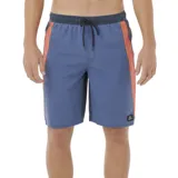 Boardshort de hombre, color azul principal con paneles laterales en naranja y cintura elástica en azul oscuro. Presenta cordón de ajuste negro y un pequeño parche con logo en la parte inferior izquierda.