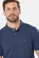 Remera polo de piqué lisa color rojo, con cuello en rib y botones personalizados.