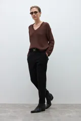 Sweater de tejido de punto color marrón oscuro, con escote en V y manga larga.